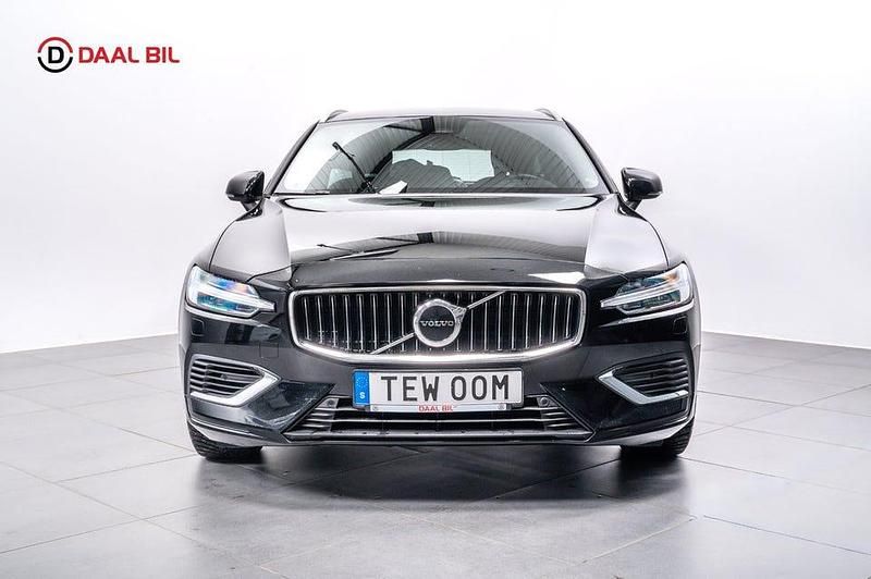 Begagnad Volvo V60 Core 350 HK (257 kW) 2023 Svart Kombi