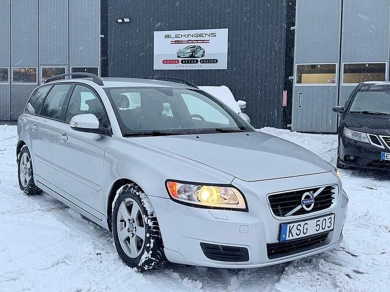 Ljusgrå Begagnad 2010 Volvo V50 Kinetic Kombi | 29 900 kr (Marknadspris) - Bild 1/4