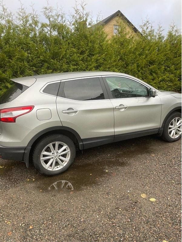 Silver Begagnad 2017 Nissan Qashqai SUV | 169 000 kr (Marknadspris) - Bild 1/4