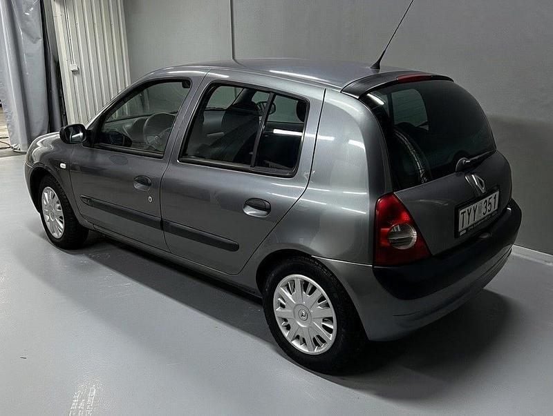 Begagnad Renault Clio II 75 HK (55 kW) 2002 Mörkgrå Halvkombi