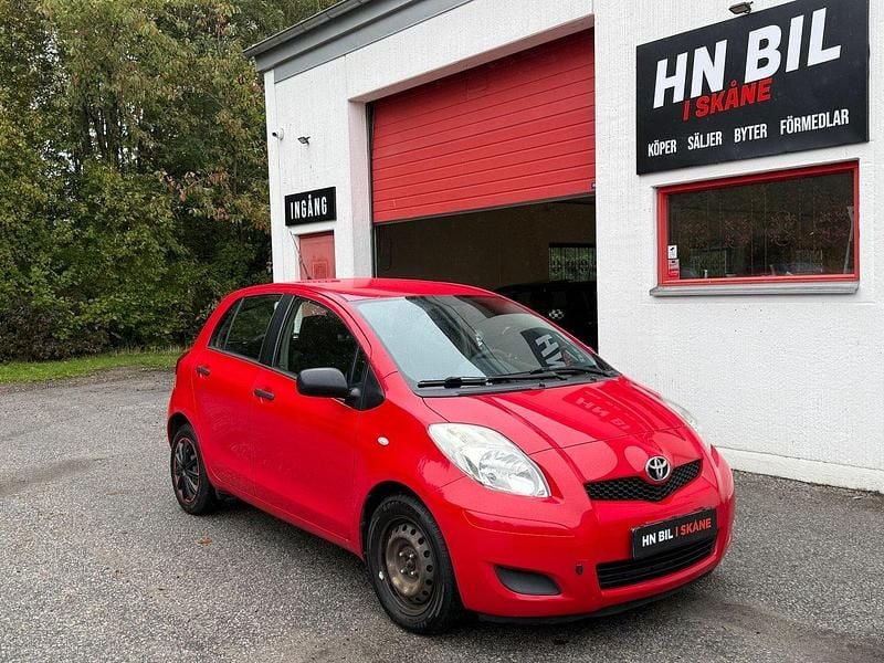 Röd Begagnad 2010 Toyota Yaris Halvkombi | 39 900 kr (Marknadspris) - Bild 1/4