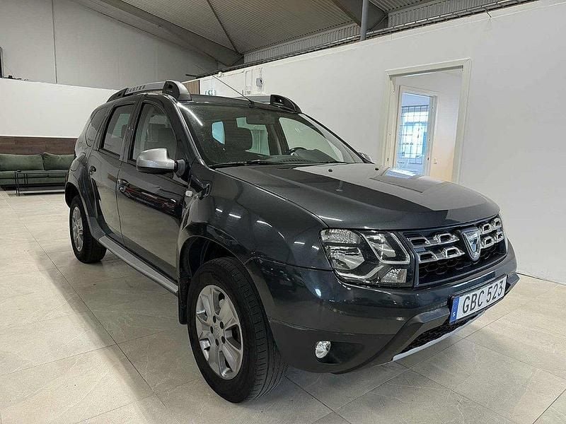 Mörkgrå (grå) Begagnad 2015 Dacia Duster SUV | 69 500 kr (Marknadspris) - Bild 1/4