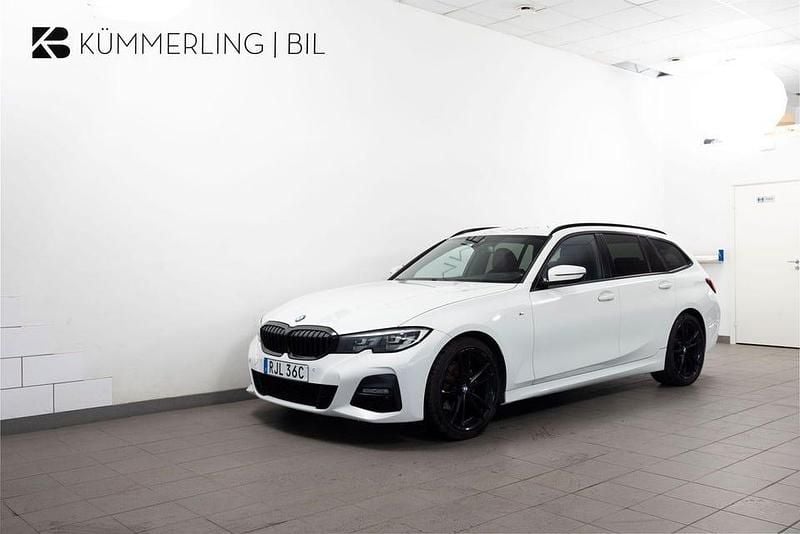Vit Begagnad 2021 BMW 320 Shadowline Kombi | 259 900 kr (Marknadspris) - Bild 1/4