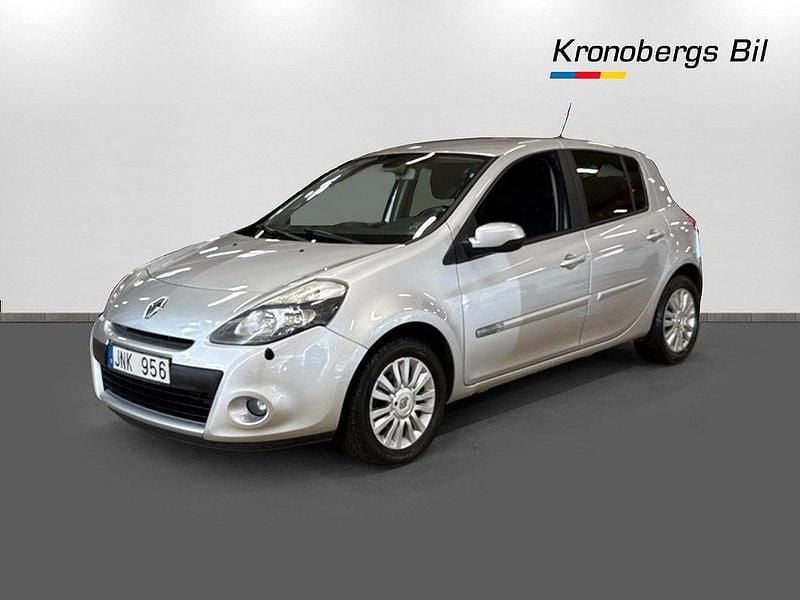 Silver metallic Begagnad 2012 Renault Clio IV Halvkombi | 49 200 kr (Bra pris) - Bild 1/4