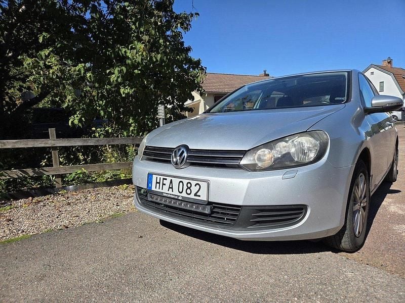 Silver Begagnad 2010 VW Golf VI Halvkombi | 40 000 kr (Superpris) - Bild 1/4