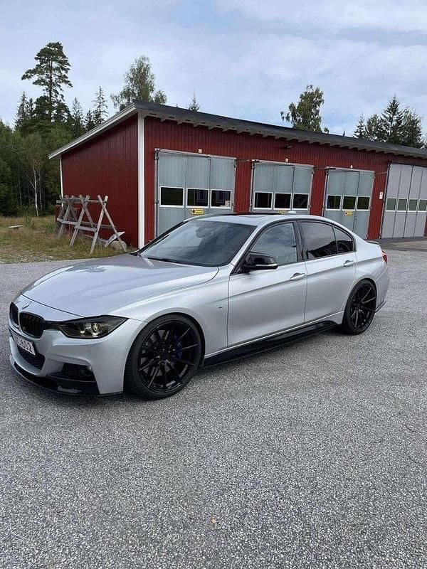Silver Begagnad 2013 BMW 335 M Sport Sedan | 195 000 kr (Marknadspris) - Bild 1/4