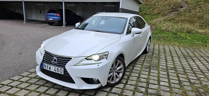 Vit Begagnad 2014 Lexus IS300h Sedan | 165 000 kr (Superpris) - Bild 1/4