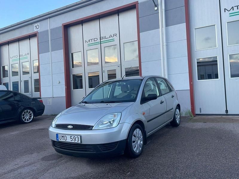 Ljusgrå (grå) Begagnad 2004 Ford Fiesta Halvkombi | 28 900 kr (Lite dyr) - Bild 1/4