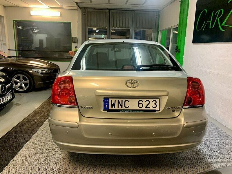 Begagnad Toyota Avensis 147 HK (108 kW) 2004 Silver Halvkombi