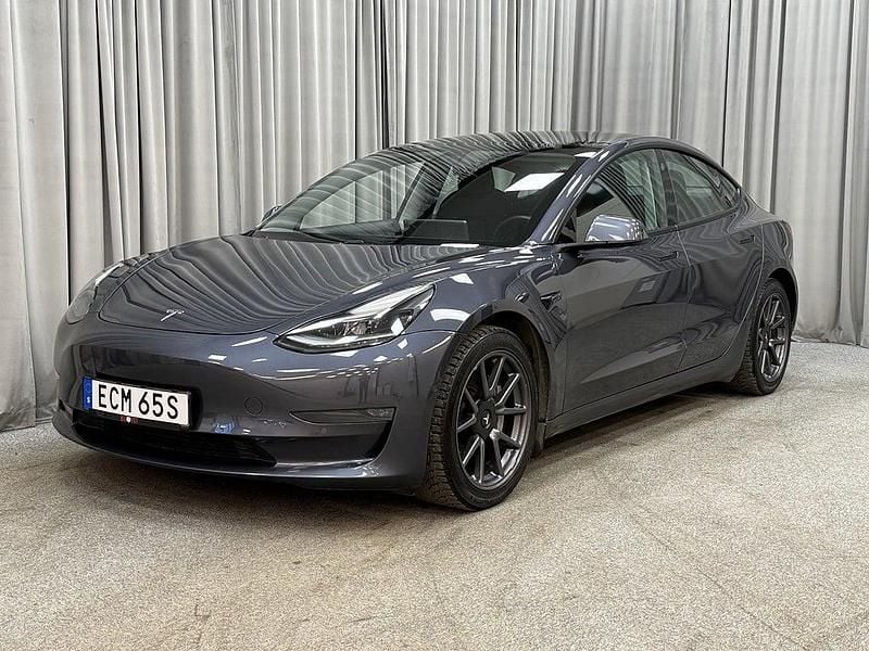 Grå metallic Begagnad 2021 Tesla Model 3 Long Range AWD Sedan | 259 900 kr (Bra pris) - Bild 1/4