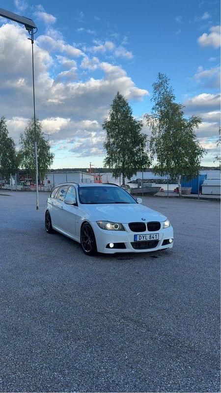 Vit Begagnad 2010 BMW 335 M Sport Kombi | 160 000 kr (Dyr) - Bild 1/4