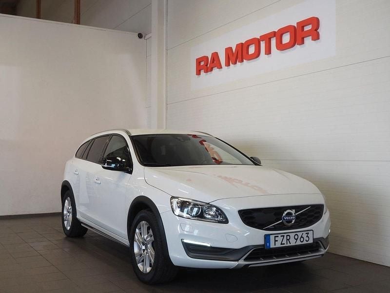 Vit Begagnad 2016 Volvo V60 CC Momentum Kombi | 219 900 kr (Bra pris) - Bild 1/3