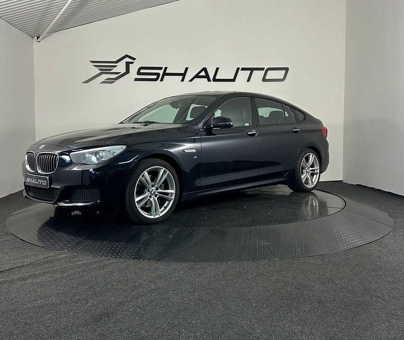 Svart Begagnad 2015 BMW 530 Gran Turismo M Sport Halvkombi | 174 900 kr (Marknadspris) - Bild 1/4