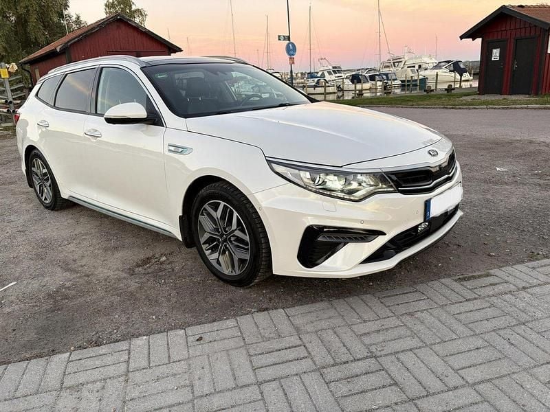 Vit Begagnad 2020 Kia Optima Hybrid 3 Sedan | 205 900 kr (Marknadspris) - Bild 1/4