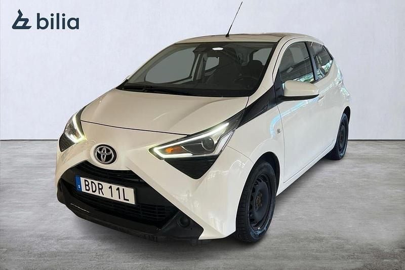 Vit Begagnad 2020 Toyota Aygo X-play Halvkombi | 124 900 kr (Marknadspris) - Bild 1/4