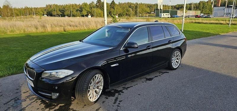 Svart Begagnad 2012 BMW 520 Kombi | 70 000 kr (Marknadspris) - Bild 1/4