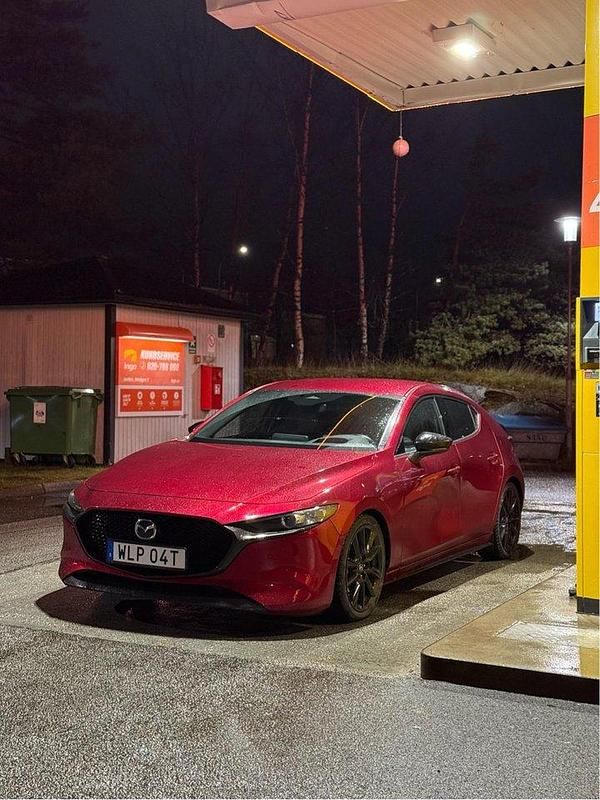 Röd Begagnad 2024 Mazda 3 Nagisa Halvkombi | 265 000 kr (Bra pris) - Bild 1/4