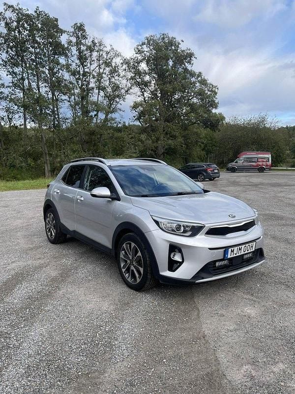 Grå Begagnad 2020 Kia Stonic Advance SUV | 185 000 kr (Marknadspris) - Bild 1/4