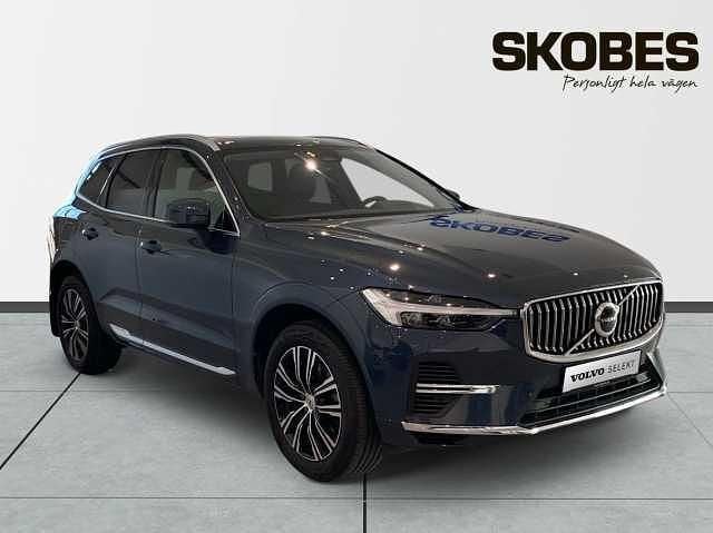 Mörkblå (blå) Begagnad 2022 Volvo XC60 Inscription SUV | 468 900 kr (Marknadspris) - Bild 1/3