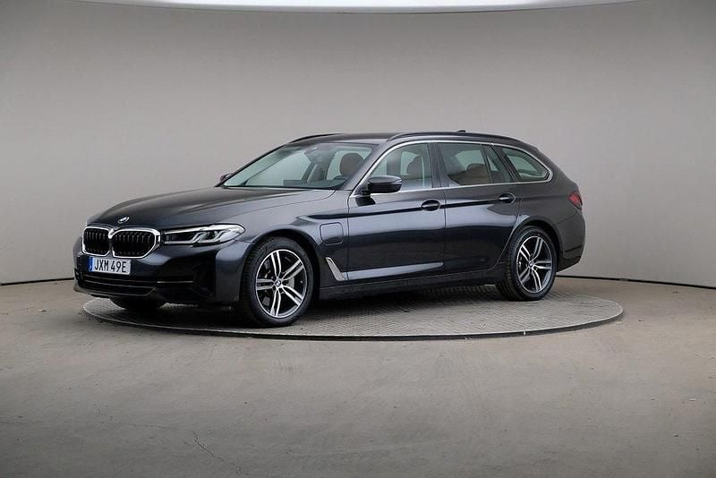 Grå Begagnad 2021 BMW 530e Kombi | 309 000 kr (Superpris) - Bild 1/4