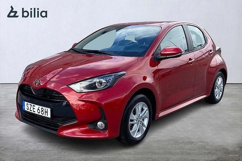 Röd Ny 2025 Toyota Yaris Hybrid Active Halvkombi | 274 800 kr (Marknadspris) - Bild 1/3