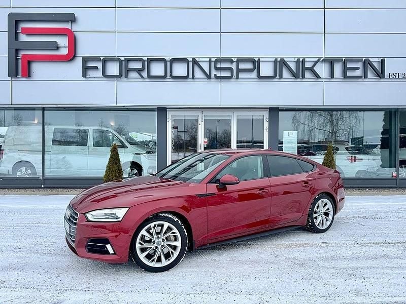 Matador röd metallic Begagnad 2017 Audi A5 Sportback Halvkombi | 239 000 kr (Marknadspris) - Bild 1/4