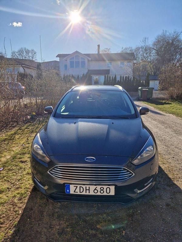 Grå Begagnad 2018 Ford Focus Titanium Kombi | 95 000 kr (Superpris) - Bild 1/4