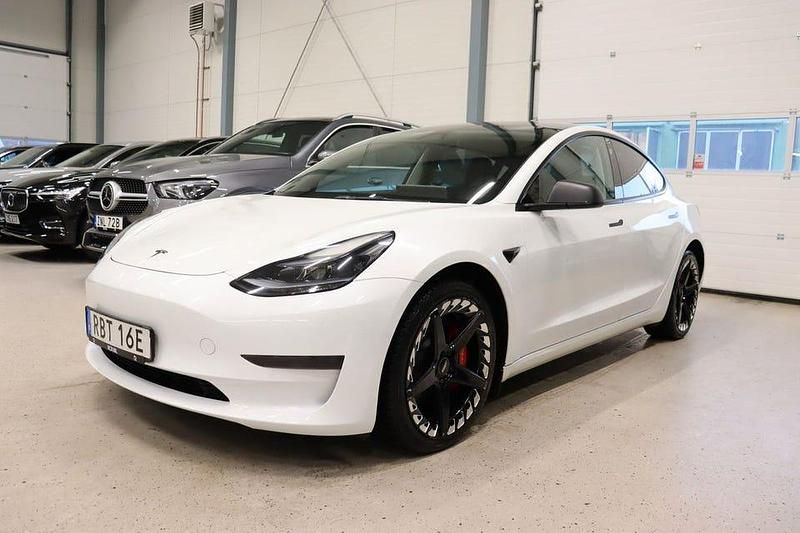 Vit Begagnad 2022 Tesla Model 3 Performance Sedan | 364 800 kr (Marknadspris) - Bild 1/4