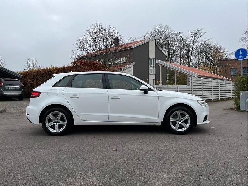 Begagnad 2017 Audi A3 Sportback Comfort Halvkombi | 125 000 kr (Marknadspris) - Bild 1/4