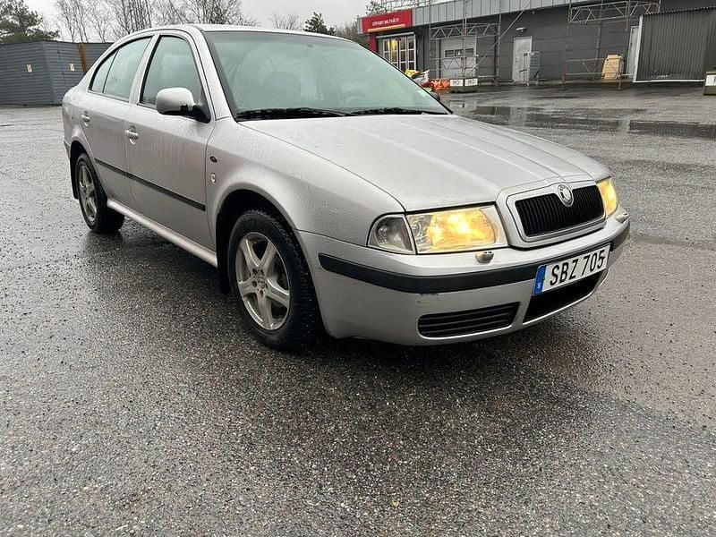 Begagnad 2001 Skoda Octavia Tour Halvkombi | 18 000 kr (Marknadspris) - Bild 1/4