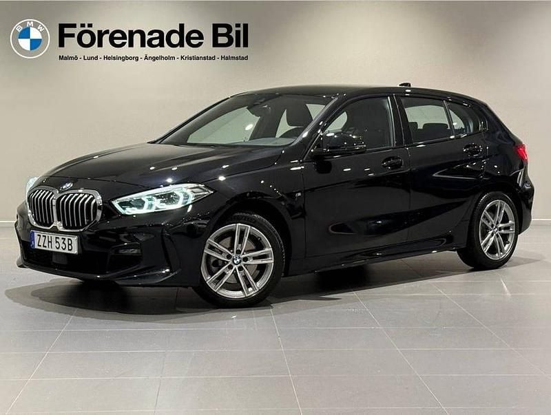 Svart Begagnad 2022 BMW 118 M Sport Halvkombi | 289 000 kr (Dyr) - Bild 1/4