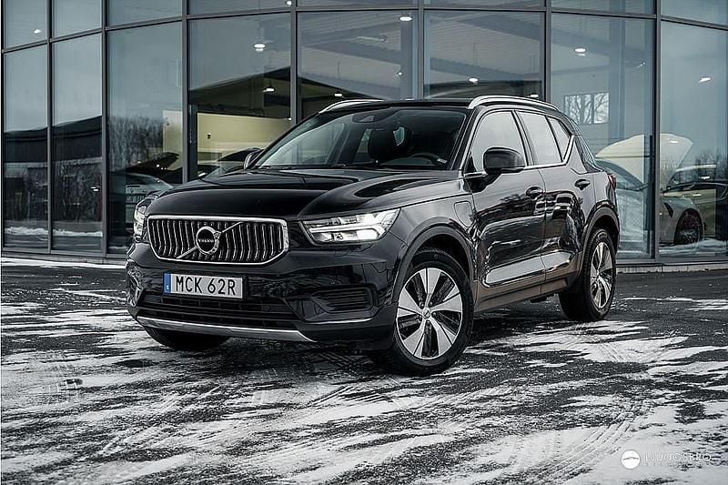 Svart Begagnad 2021 Volvo XC40 Momentum SUV | 339 900 kr (Marknadspris) - Bild 1/4