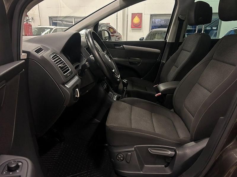 Begagnad VW Sharan 150 HK (110 kW) 2016 Mörkbrun (brun) Minibuss