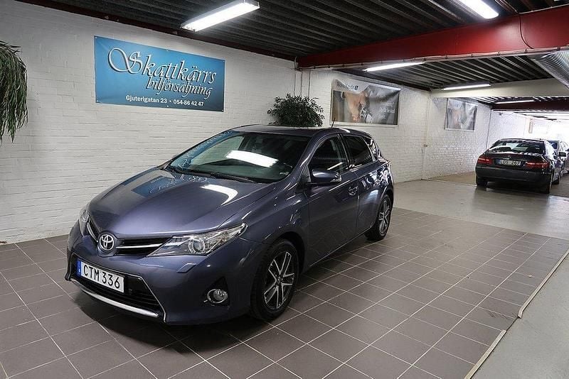 Mörkblå (blå) Begagnad 2015 Toyota Auris Edition Halvkombi | 97 000 kr (Marknadspris) - Bild 1/4