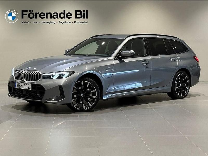 Grå Begagnad 2025 BMW 330e M Sport Kombi | 519 000 kr (Lite dyr) - Bild 1/4