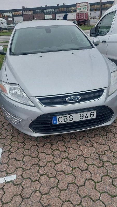 Grå Begagnad 2012 Ford Mondeo Halvkombi | 35 000 kr (Superpris) - Bild 1/4
