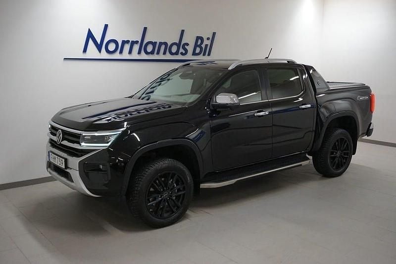 Midnight black metallic Begagnad 2023 VW Amarok Aventura Pickup | 719 900 kr (Marknadspris) - Bild 1/4