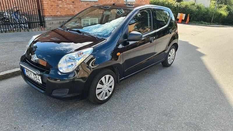 Svart Begagnad 2012 Suzuki Alto Halvkombi | 22 900 kr (Marknadspris) - Bild 1/4