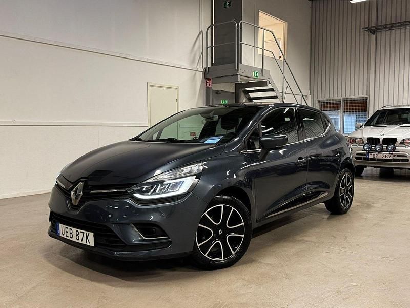 Grå Begagnad 2019 Renault Clio IV Intens Halvkombi | 89 900 kr (Marknadspris) - Bild 1/4