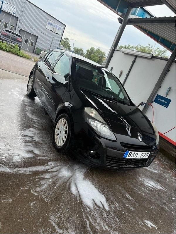 Svart Begagnad 2010 Renault Clio R.S. Halvkombi | 26 900 kr (Marknadspris) - Bild 1/4