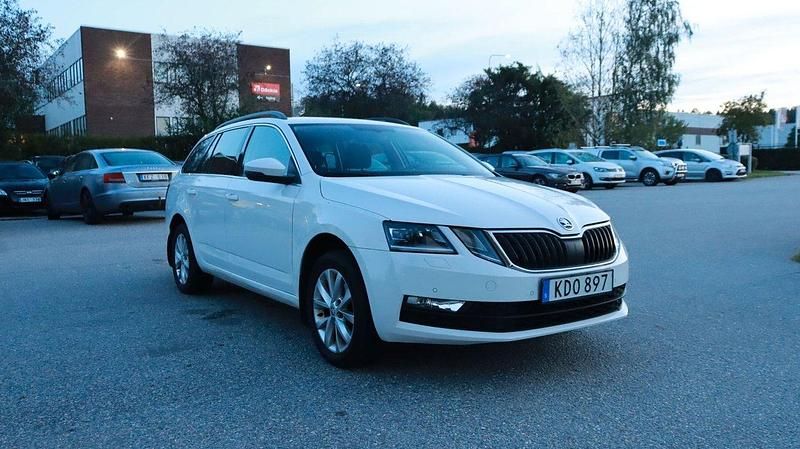 Vit Begagnad 2019 Skoda Octavia Ambition Kombi | 94 800 kr (Superpris) - Bild 1/4