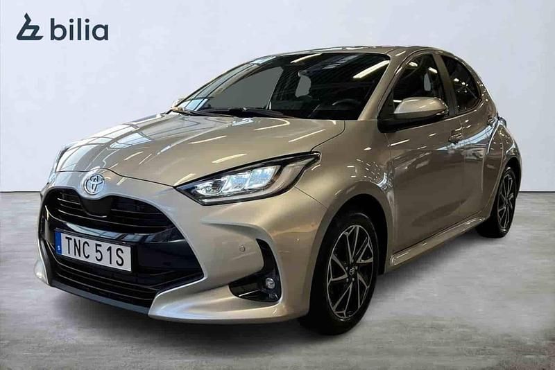 Silver Begagnad 2025 Toyota Yaris Hybrid Halvkombi | 279 900 kr - Bild 1/1