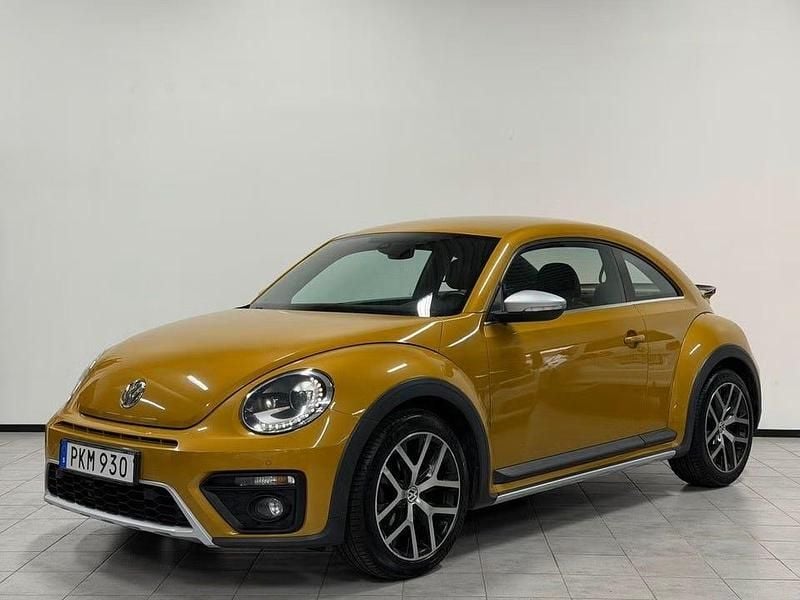 Gul Begagnad 2017 VW Beetle Dune Sportkupé | 119 900 kr - Bild 1/4