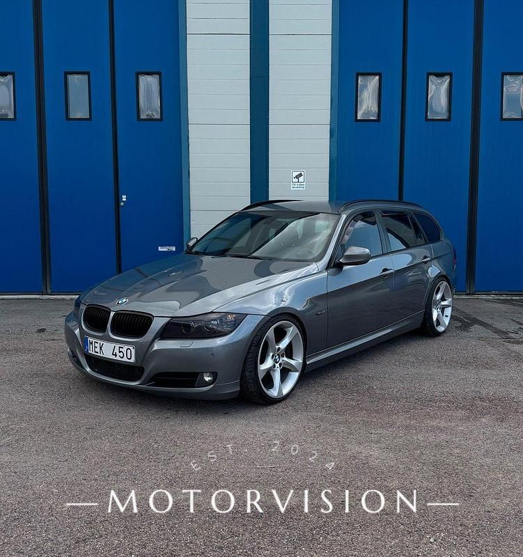 Grå Begagnad 2011 BMW 320 Kombi | 89 000 kr (Lite dyr) - Bild 1/4