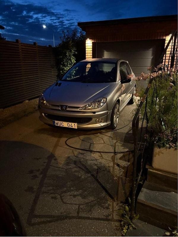 Grå Begagnad 2005 Peugeot 206 RC Halvkombi | 38 500 kr (Marknadspris) - Bild 1/4