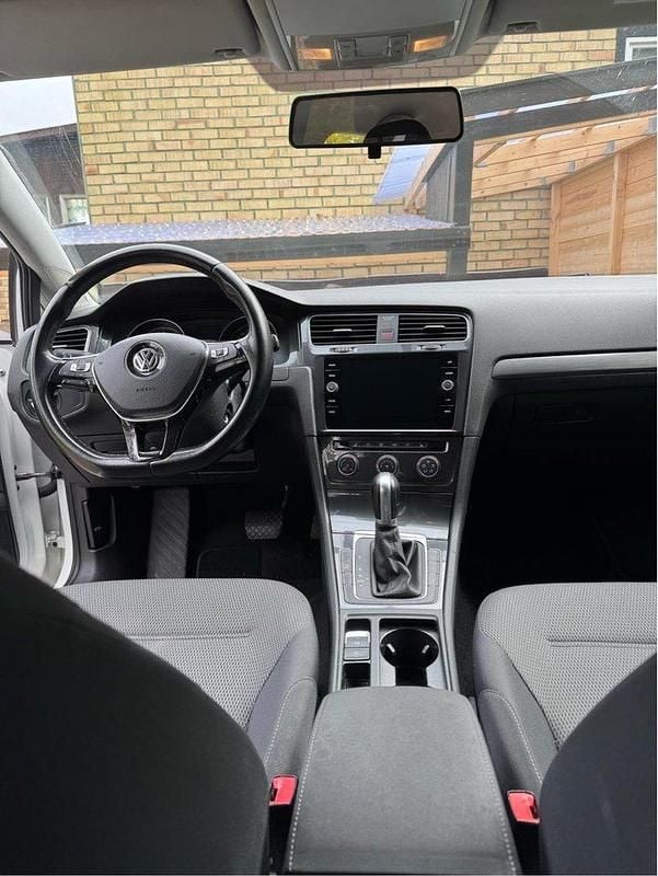 Vit Begagnad 2019 VW Golf VII Halvkombi | 120 000 kr (Marknadspris) - Bild 1/4