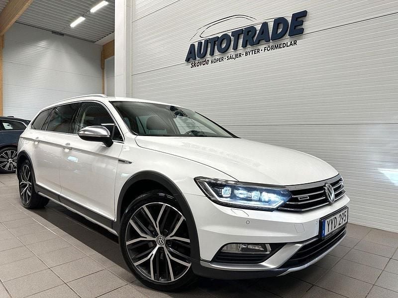 Vit Begagnad 2018 VW Passat Alltrack Executive Kombi | 209 900 kr (Lite dyr) - Bild 1/4
