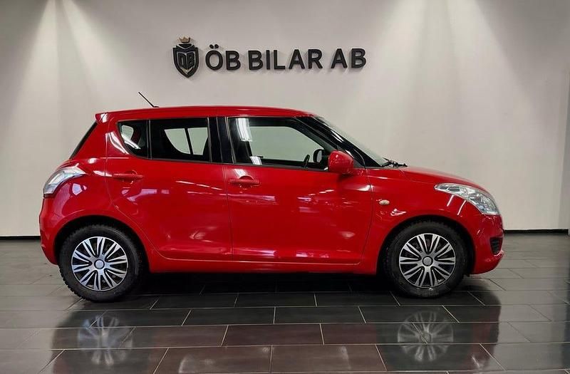 Begagnad Suzuki Swift 94 HK (69 kW) 2011 Röd Halvkombi