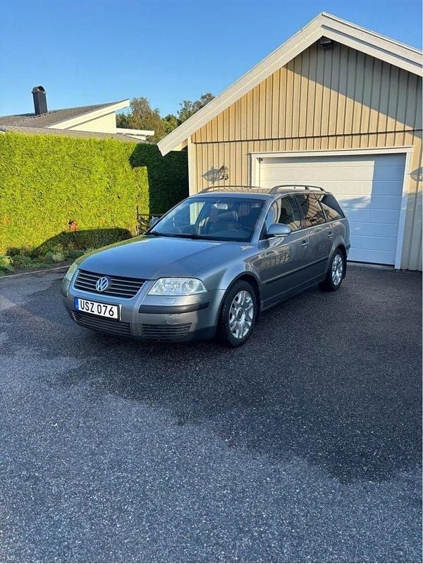 Grå Begagnad 2004 VW Passat Kombi | 16 500 kr (Marknadspris) - Bild 1/4
