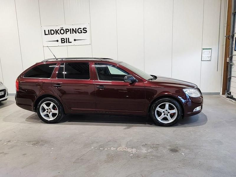 Begagnad Skoda Octavia Elegance 105 HK (77 kW) 2010 Mörkröd Kombi